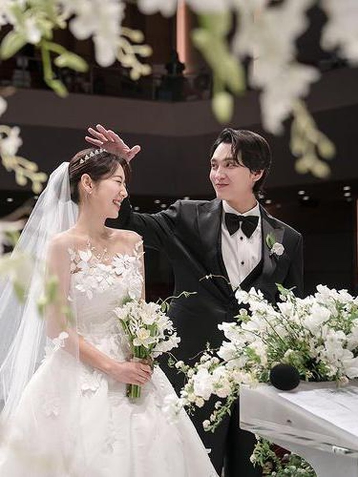 Park Shin Hye dan Choi Tae Joon menikah pada tanggal 22 Januari 2022. Di hari berbahagia pernikahannya, Park Shin Hye mengenakan gaun pengantin dari Oscar De La Renta untuk koleksi Bridal Collection Spring 2022./ Foto: Instagram.com/Ssinz7