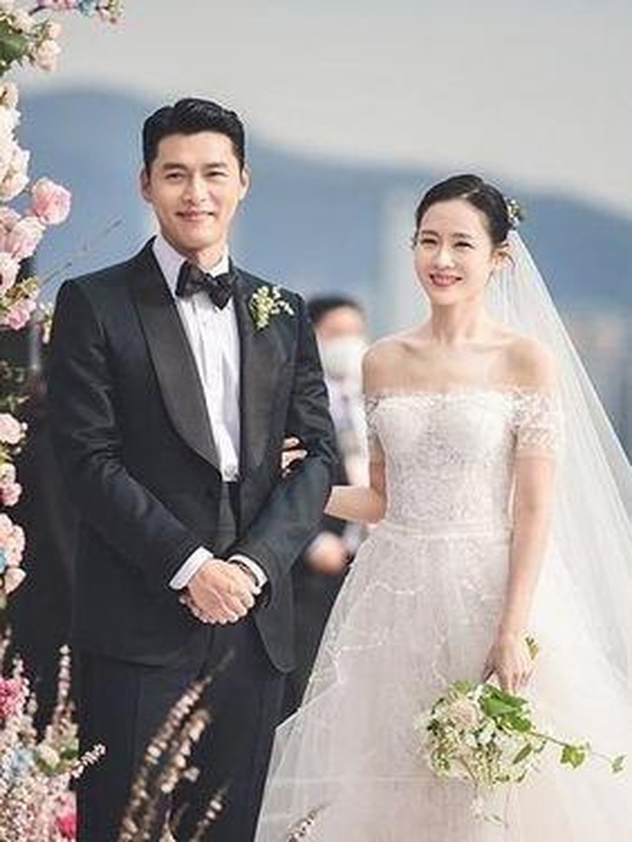 Pasangan Son Ye Jin dan Hyun Bin, menikah pada 31 Maret 2022. Son Ye Jin mengenakan gaun pernikahan Brunella Wedding Dress Spring Summer 2022 collection dari Mira Zwillinger./ Foto: Soompi