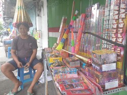 Jelang Tahun Baru Pedagang Terompet-Kembang Api Mulai Diserbu