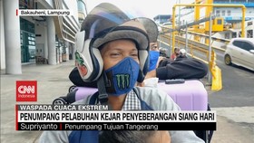 VIDEO: Penumpang Pelabuhan Kejar Penyebrangan Siang Hari