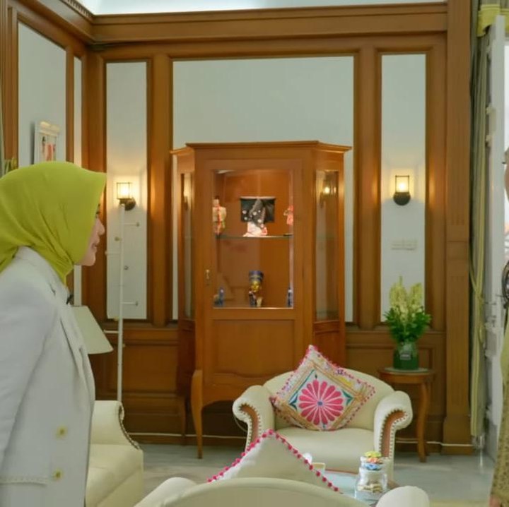 <p>Bukan rahasia umum lagi jika rumah dinas Gubernur Jawa Barat ini sangat megah dan luas dibandingkan rumah dinas lama mereka di kota Bandung, Bunda. Rumah dinas ini memiliki dua ruang kerja, yakni ruang kerja Kang Emil dan Ibu Cinta. Tak hanya itu, area untuk ruang kerjanya juga sangat luas, lho. (Foto: YouTube CXO Media)</p>