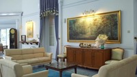 <p>Sementara itu, ada juga ruang bersantai yang dilengkapi dengan beberapa sofa serta dihiasi dengan lukisan pemandangan di dinding. (Foto: YouTube CXO Media)</p>