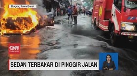 VIDEO: Sedan Terbakar di Pinggir Jalan