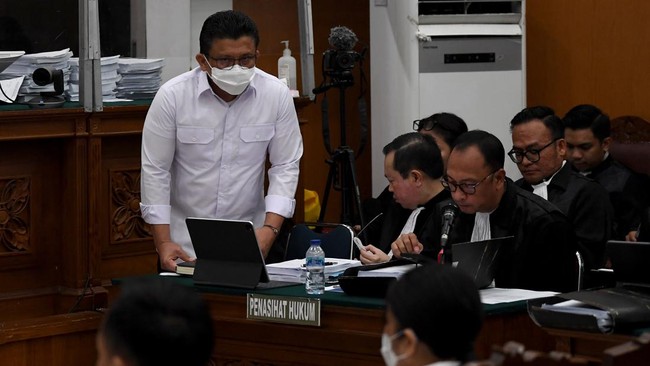 Terdakwa pembunuhan Brigadir J, Ferdy Sambo, merespons pernyataan terdakwa, Bharada E, yang mengklaim dirinya diperintahkan "bunuh" rekannya itu, bukan "hajar".