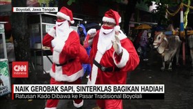 VIDEO: Sinterklas Naik Gerobak Sapi Bagi Hadiah