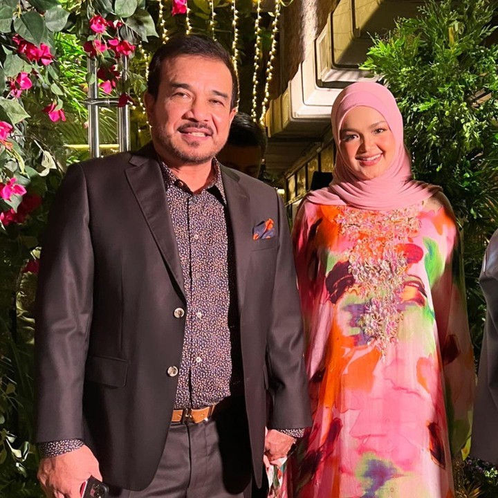 <p>Sosok suami Siti Nurhaliza bukanlah pria sembarangan. Pemilik nama lengkap Dato' Sri Khalid bin Mohamad Jiwa itu adalah seorang pengusaha berdarah Melayu, Bunda. (Foto: Instagram @ctdk)</p>