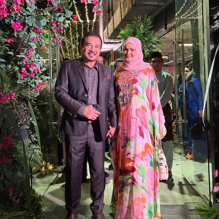 <p>Penyanyi kondang Malaysia, Siti Nurhaliza masih eksis di usia 43 tahun. Di balik perjalanan kariernya, ada sosok suami tercinta yang selalu mendukung Siti. (Foto: Instagram @ctdk)</p>