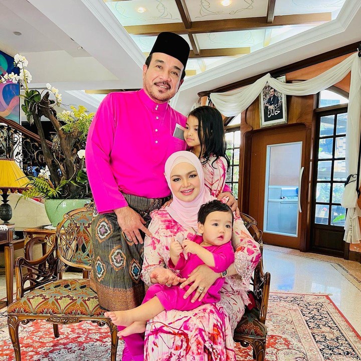 <p>Siti Nurhaliza kerap mengunggah potret kebersamaan dengan kedua anaknya di Instagram pribadi, Bunda. Siti juga sering berbagi foto kegiatan keluarganya, tak terkecuali ketika bersama sang suami. (Foto: Instagram: @ctdk)</p>