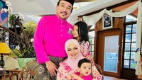 <p>Kini bahagia menjalani pernikahan dengan Siti Nurhaliza, Khalid Mohamad Jiwa sudah dikaruniai dua orang anak. Mereka adalah Siti Aafiyah Binti Khalid dan Muhammad Afwa Bin Khalid. (Foto: Instagram @ctdk)</p>