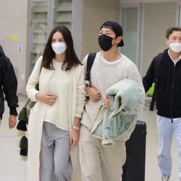 Song Joong Ki Ungkap Katy Saunders sebagai Sosok yang Baik & Luar Biasa