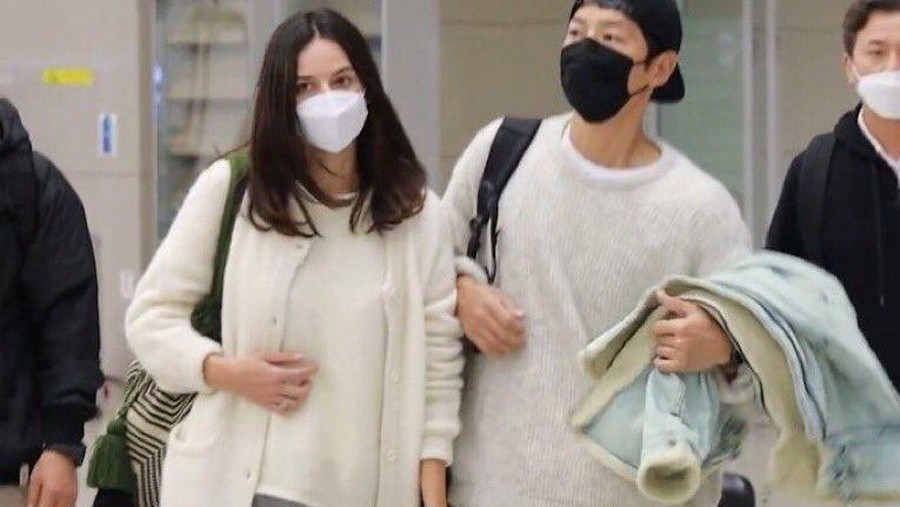 Song Joong Ki bersama kekasih barunya Song Joong Ki bersama kekasih barunya