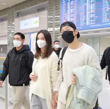 Umumkan Pernikahan, 7 Potret Song Joong Ki & Katy Louise Saunders