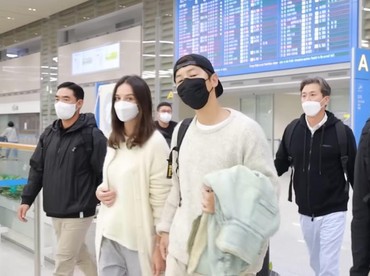 img-title Umumkan Pernikahan, 7 Potret Song Joong Ki & Katy Louise Saunders