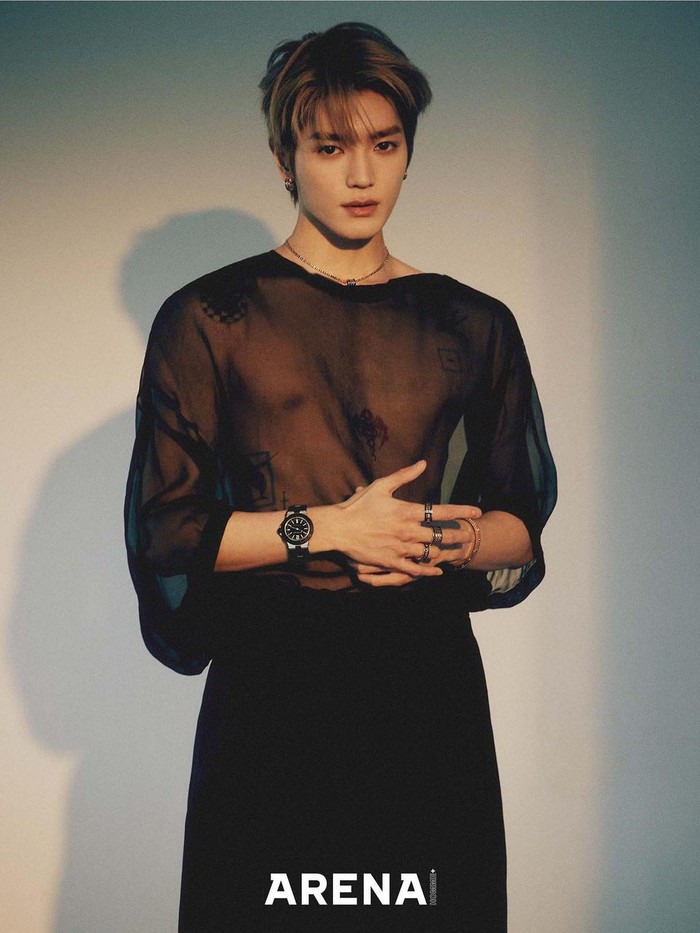 Didominasi warna putih, beige, hingga hitam, Taeyong sukses memancarkan aura elegan, misterius, dan berkelas dalam pemotretan kali ini./ Foto: instagram.com/arenakorea