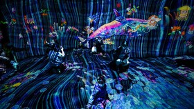 FOTO: Terpukau Pameran Seni Digital TeamLab Saat Natal