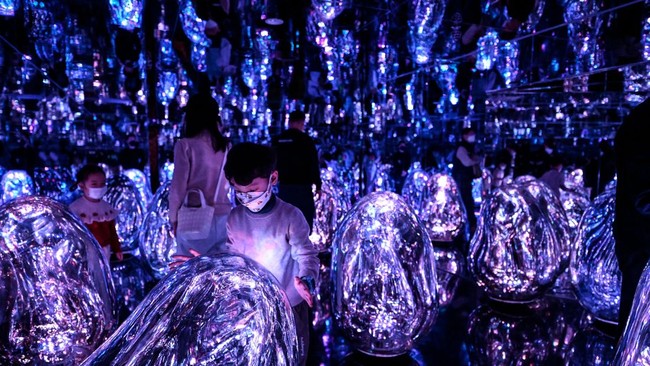 FOTO: Terpukau Pameran Seni Digital TeamLab Saat Natal