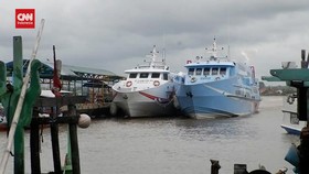 VIDEO: Ombak Capai 6 Meter, 305 Wisatawan Tertahan Di Karimun Jawa