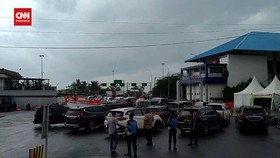 VIDEO: Kendaraan Menuju Sumatera Terus Padati Pelabuhan Merak