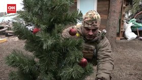 VIDEO: Warga Ukraina Rayakan Natal di Tengah Serangan Rudal Rusia