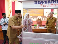 Alun-alun Kota Pasuruan Segera Rampung, Gus Ipul Bagikan Gerobak untuk PKL