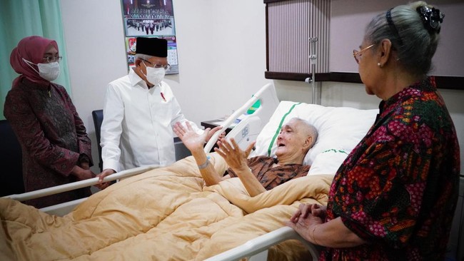 Wapres Ma'ruf Amin menjenguk Wapres ke-6 RI Try Sutrisno pada Senin (26/12). Usai menjenguk, ia mengatakan Try Sutrisno sudah tampak pulih dan segar.