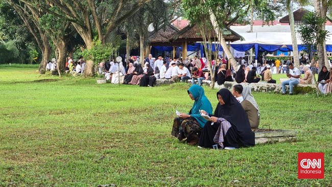 Memperingati 18 tahun tsunami Aceh, ribuan peziarah berdatangan ke kuburan massal korban tsunami di Desa Siron, Aceh Besar, Senin (26/12).