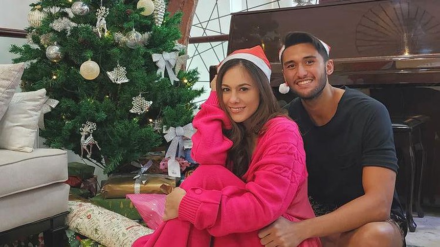 Wulan Guritno rayakan natal bersama keluarga dan Sabda Ahessa.