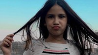 <p>Seiring dengan pertambahan usia, Najla terlihat semakin cantik seperti sang ibunda. Bahkan, ada yang memuji Najla sama-sama cantik seperti sang ibunda, lho. "Ibu dan anak sama2 cantik," ungkap akun @abr****. (Foto: Instagram @dinalorenza1975 dan @najlagathan )</p>