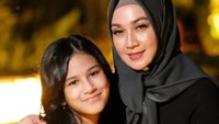 <p>Najla memang terlihat semakin menawan seperti sang ibunda, ya? Kita doakan, semoga Najla tumbuh menjadi anak yang berbakti dan terus membanggakan orang tuanya, ya. (Foto: Instagram @dinalorenza1975 dan @najlagathan )</p>