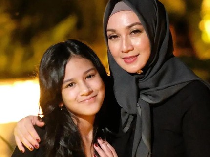 7 Potret Putri Dina Lorenza yang Jarang Tersorot, Dipuji Cantik seperti Ibunda