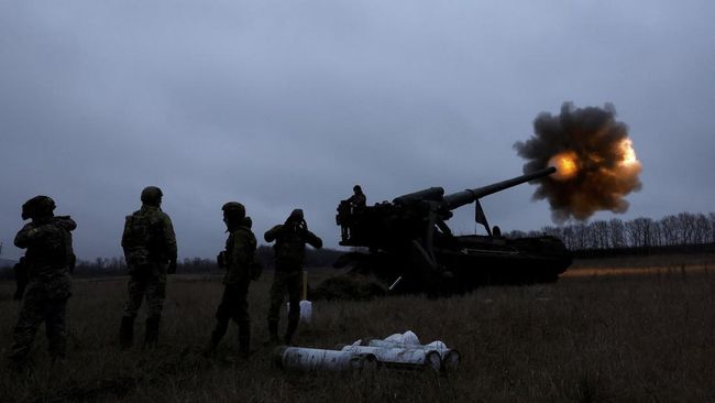 Pasukan Ukraina mengklaim telah menenggelamkan sebuah kapal perang Rusia di Sungai Dnipro menggunakan artileri, Selasa (10/1).