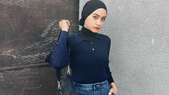 Traveling Jadi Lebih Nyaman, Berikut Kiat Memilih Outfit Ala Ayudia Bing Slamet untuk Para Hijabers!