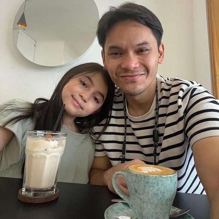 <p>Ben Kasyafani dan Marshanda diketahui telah bercerai sejak 2014. Dari pernikahannya itu, mereka dikaruniai anak perempuan yang diberi nama Sienna Ameerah Kasyafani. Meski orang tuanya sudah berpisah, Sienna tetap menjalin hubungan yang sangat baik dengan kedua orang tuanya, Bunda. (Foto: Instagram@benkasyafani)<br /><br /><br /></p>