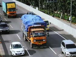 Cuma di Indonesia, Truk Dipaksa Angkut Muatan Sampai Nyekek Leher