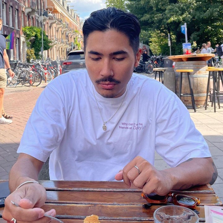 <p>Daffa saat ini sudah dewasa, Bunda. Putra Titi DJ dan Bucek ini telah berusia 25 tahun. (Foto: Instagram @daffabedamned)<br /><br /><br /></p>