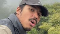 <p>Di beberapa unggahan, Daffa Jenaro juga kerap membagikan potretnya ketika sedang asyik <em>traveling.</em> (Foto: Instagram @daffabedamned)</p>