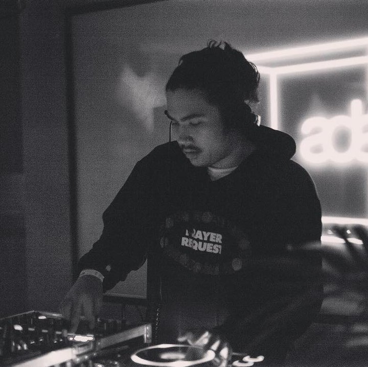 <p>Kini sudah dewasa, Daffa Jenaro Muchtar juga telah menjalani profesi sebagai disc jockey atau DJ. Wah, tampaknya Daffa juga 'kebagian' darah musisi dari sang Bunda ya. (Foto: Instagram @daffabedamned)</p>