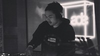 <p>Kini sudah dewasa, Daffa Jenaro Muchtar juga telah menjalani profesi sebagai disc jockey atau DJ. Wah, tampaknya Daffa juga 'kebagian' darah musisi dari sang Bunda ya. (Foto: Instagram @daffabedamned)</p>
