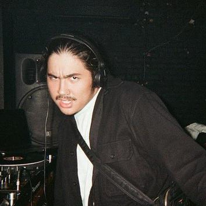 <p>Tak hanya mengunggah potret ketika sedang bermain musik, Daffa juga kerap membagikan potret keseharian lainnya. (Foto: Instagram @daffabedamned)<br /><br /><br /><br /></p>