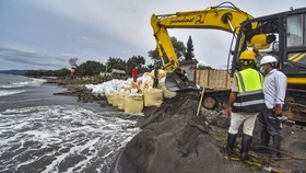 Heru Budi Akan Relokasi Warga untuk Pembangunan Tanggul Pantai