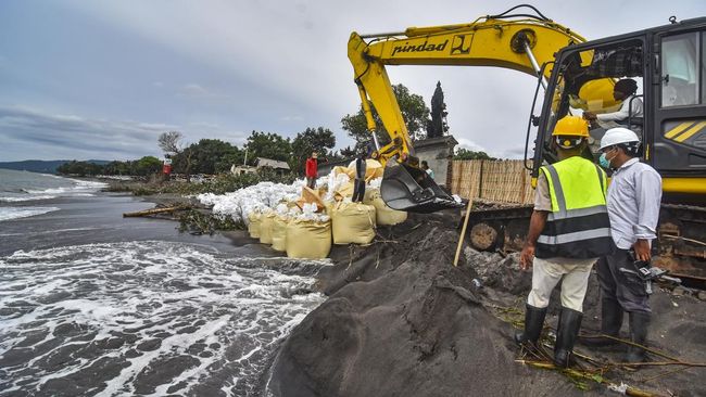 Penjabat (Pj) Gubernur DKI Jakarta Heru Budi Hartono akan merelokasi warga untuk melanjutkan program pembangunan tanggul pantai.