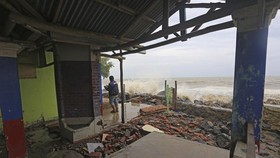 FOTO: Dampak Cuaca Buruk dan Gelombang Tinggi Perairan Indonesia