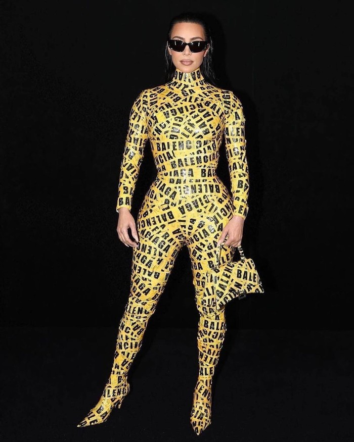 Kim Kardashian memakai catsuit caution tape Balenciaga/ Kim Kardashian memakai catsuit caution tape Balenciaga/