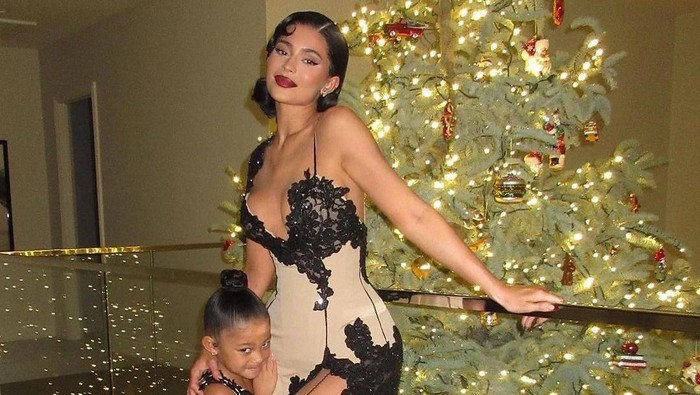 Gaya Keluarga Kardashian - Jenner di Perayaan Natal