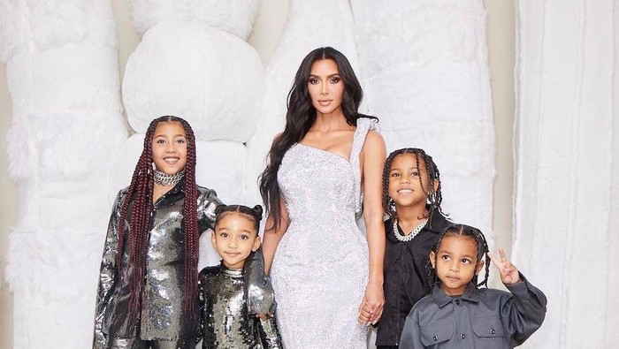 Gaya Keluarga Kardashian - Jenner di Perayaan Natal