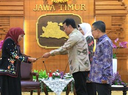 Pesan Khofifah untuk Plh Wali Kota Batu: Beri yang Terbaik untuk Wisatawan