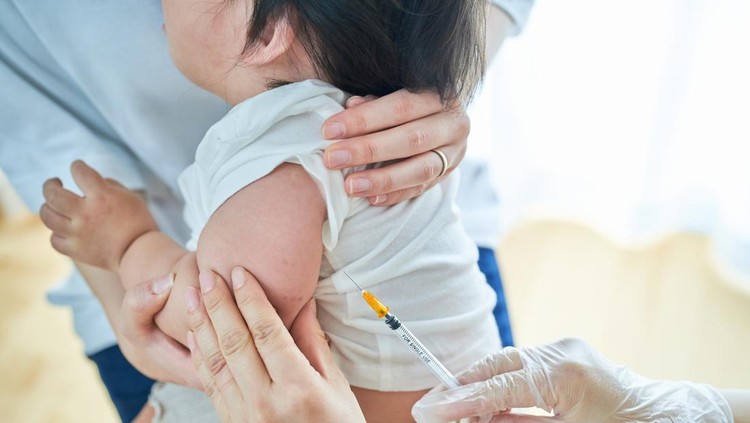 Ilustrasi Anak Vaksin COVID-19 Infants crying and receiving vaccinations
