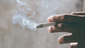 Viral Sopir Merokok dan Buang Abu Sembarangan, Gimana Sih Aturannya?