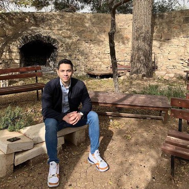 8 Potret Jonathan Lansing Pendeta Tampan Diduga Kekasih Amanda Manopo