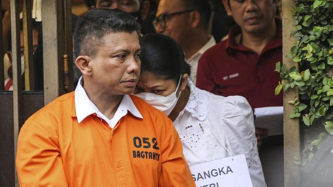 Arif Rachman Arifin mengaku gemetar hingga tak sanggup berdiri saat mengetahui Brigadir J masih hidup ketika Ferdy Sambo tiba di rumahnya.